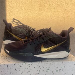 Nike Men’s Black and Gold Low-Top Training Sneakers